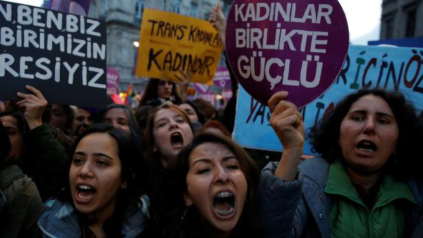 Polizei in der Türkei geht brutal gegen Protest von Frauen vor