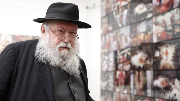 APA12176592 - 04042013 - MISTELBACH - ÖSTERREICH: Der Künstler Hermann Nitsch am Donnerstag, 04. April 2013, anl. einer Presseführung zu seiner Retrospektive &quot;Sinne und Sein&quot; im Museumszentrum Mistelbach. Die Ausstellung dauert vom 07. April 2013 bis 31. Juli 2013. APA-FOTO: GEORG HOCHMUTH