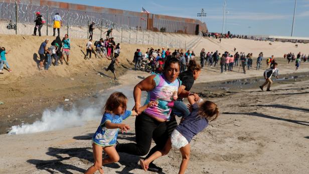 Hunderte Migranten stürmten Grenze zwischen Mexiko und USA