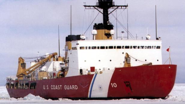 Ein Eisbrecher der US-Küstenwache fährt durch das Eis.