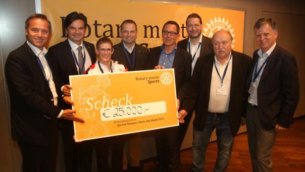 25.000 Euro Spendenscheck für heimisches Special Olympics Team