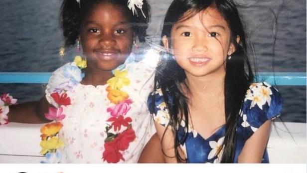 Zwei junge Mädchen, geschmückt mit Blumenketten, posieren auf einer Dinner-Kreuzfahrt in Hawaii.