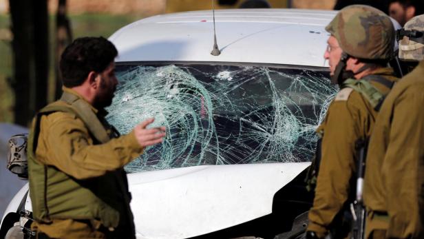 Israelische Soldaten untersuchen den Tatort nahe Hebron.