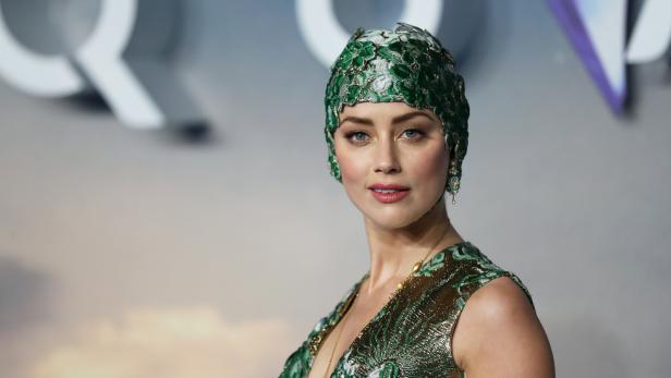 London: Amber Heard kommt mit Badehaube zur Filmpremiere