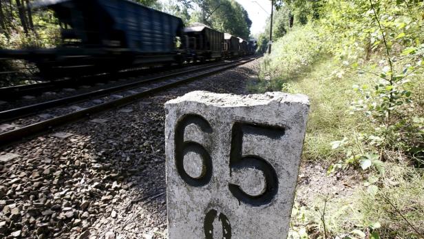 Bei Bahnkilometer 65 bei Walbrzych wird der Zug vermutet