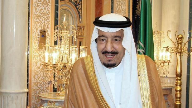 König Salman von Saudi-Arabien vor einem verzierten Hintergrund.