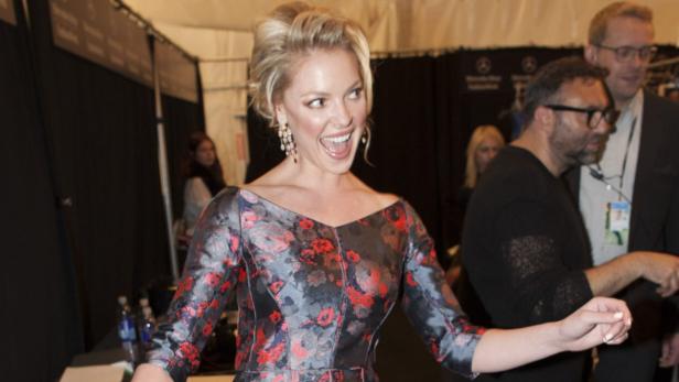 Katherine Heigl lächelt in einem blumengemusterten Kleid.