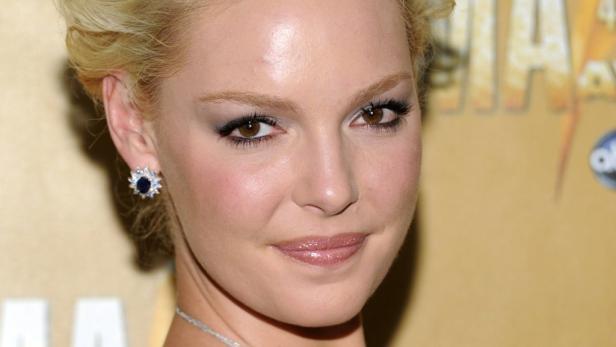 Nahaufnahme von Katherine Heigl mit blonden Haaren und einem blauen Ohrring.