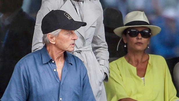 Michael Douglas und Catherine Zeta-Jones sitzen zusammen bei einer Veranstaltung.