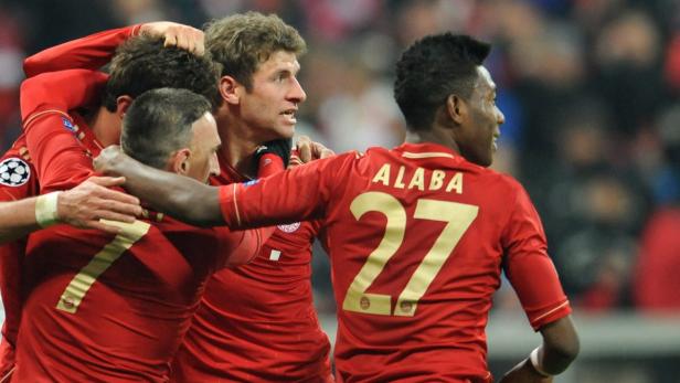 Spieler des FC Bayern München feiern gemeinsam ein Tor.