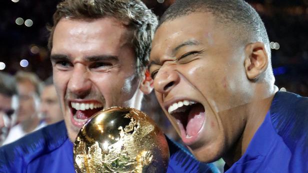 Antoine Griezmann (links) und Kylian Mbappe feiern den Weltmeistertitel für Frankreich.