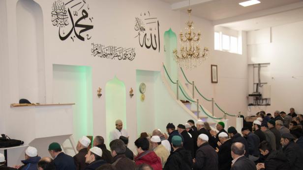 Rund 10.000 Muslime treffen sich bei großen Festen in den ALIF-Gebetsräumen in Oberösterreich und Salzburg. Das Bild zeigt den Gebetsraum in Traun