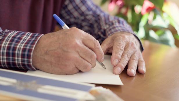 Eine Frau veröffentlicht bescheidene Wunschzettel von Senioren – und rührt damit das Netz.