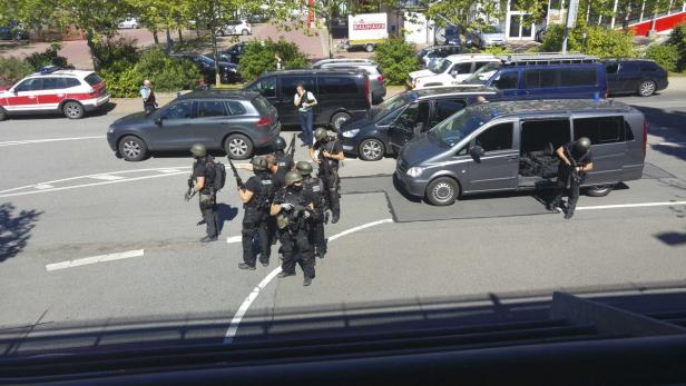 Polizeieinsatz in Viernheim nahe Mannheim, wo ein bewaffneter Täter in einem Kino-Center Geiseln in seiner Gewalt hatte
