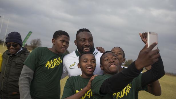 Rugby-Nationalspieler Tendai Mtawarira aus Südafrika posiert mit Nachwuchshoffnungen.