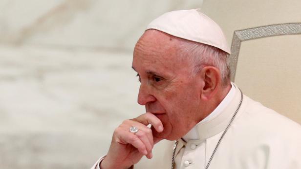 Papst Franziskus spricht gegen Homosexuelle in Priesterseminaren aus.