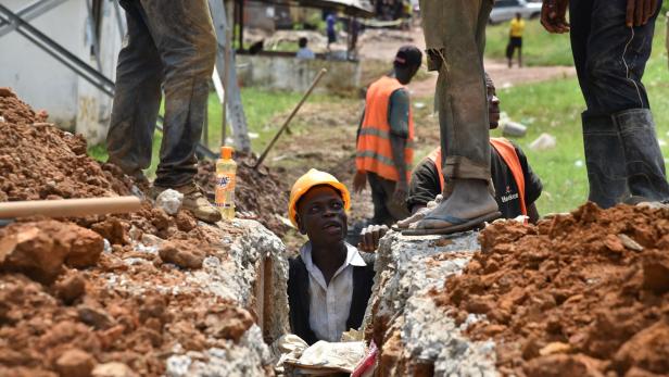 Konstruktion einer Wasserpipeline in Monrovia, finanziert mit Geldern der Weltbank.