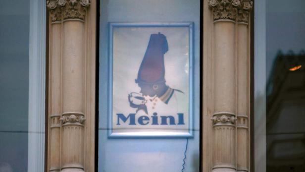 Ein gerahmtes Bild des Meinl-Logos zwischen zwei Säulen.