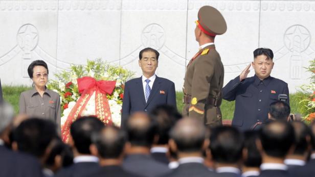 Kim Jong-un (r.) mit seiner Kim Kyong Hui (l.)