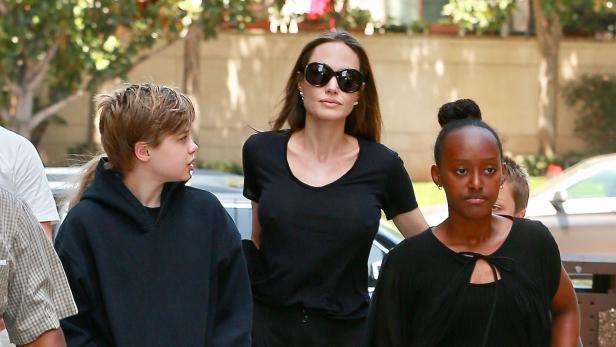 Pitt nicht begeistert: Jolie engagiert jungen Mann als Nanny