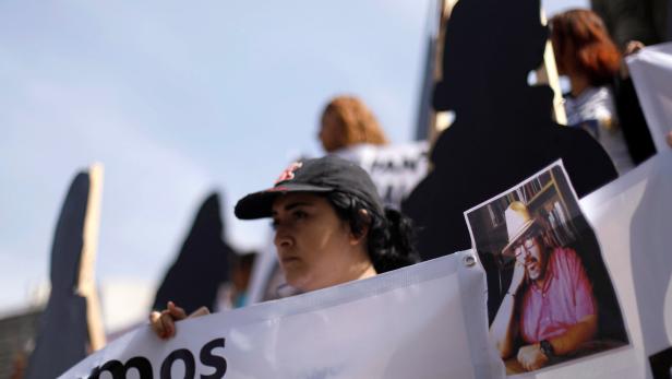 Auf diesem Foto halten Menschen ein Plakat mit Foto des ermordeten Javier Valdez. Mexiko ist ein gefährliches Land für Journalistinnen und Journalisten.