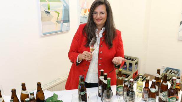 Gabriela Maria Straka, Leitung Kommunikation/PR &amp; CSR, präsentiert die Produktvielfalt der Brau Union Österreich