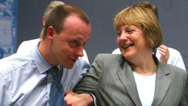 Merz scherzt mit Merkel vor dem Parteitag 2002. Bald wurde nicht mehr gelacht.