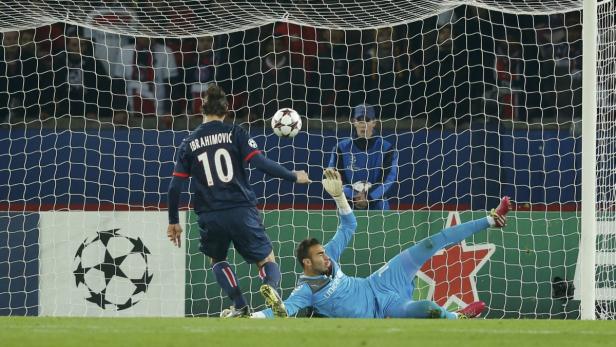 Zlatan Ibrahimović schießt auf das Tor, während der Torwart versucht, den Ball abzuwehren.