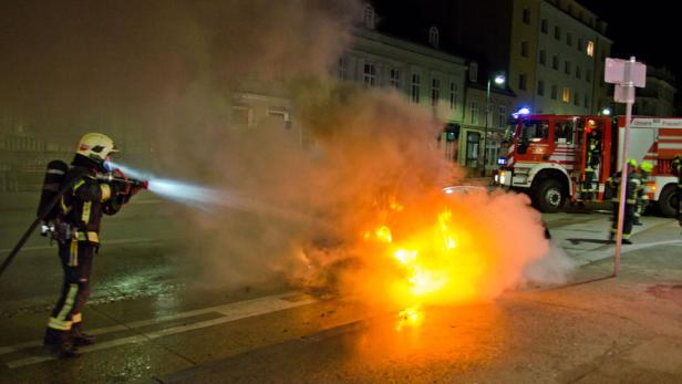 Auto stand im Badener Stadtzentrum in Brand