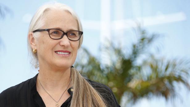 Jane Campion lächelt vor einem hellen, unscharfen Hintergrund.