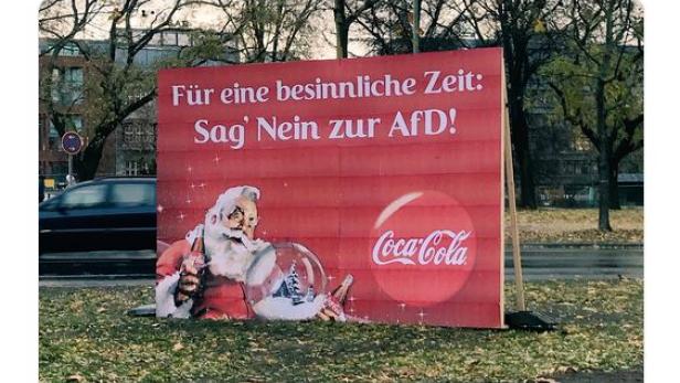 Ein vermeintliches Werbeplakat von Coca-Cola fordert ein Nein zur AfD für eine besinnliche Weihnachtszeit.