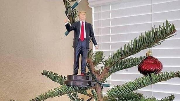 Donald-Trump-Figur statt Weihnachtsstern: Der Sohn des US-Präsidenten sorgt mit seinem weihnachtlichen Baumschmuck für Wirbel.