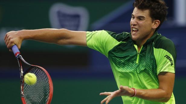 Dominic Thiem schlägt einen Tennisball während eines Spiels.