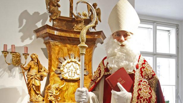 Der Nikolaus trägt Kleidung und Stab eines Bischofs - hier Toni Faber, Dompfarrer zu St. Stephan.