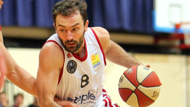 Ein Basketballspieler dribbelt den Ball während eines Spiels.