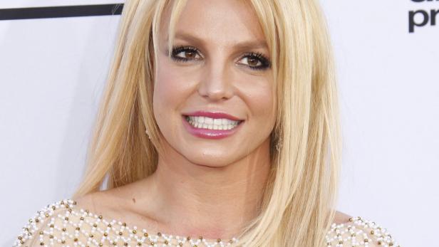 Porträt von Britney Spears mit blonden Haaren und einem Kleid mit Perlenbesatz.