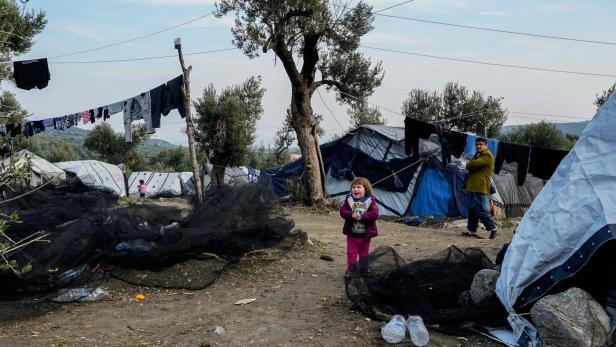 Erste Station in Europa: Camp Moria auf Lesbos und wilde Zeltlager außerhalb der Drahtverhaue