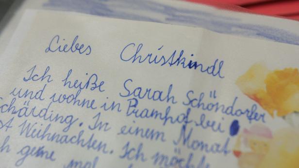 Einer von hunderten Briefen, die im Postamt Christkindl einlangen.