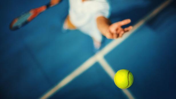 Tennis beansprucht alle Muskelgruppen, vor allem die Muskulatur der Arme, Beine, von Bauch, Schulter, Rücken und Gesäß