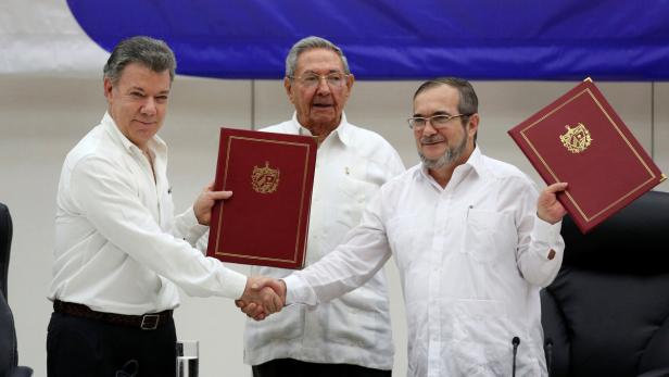 Kubas Präsident Raul Castro (mitte), Kolumbiens Präsident Juan Manuel Santos (links) und FARC-Anführer Rodrigo Londono bei der Unterzeichnung