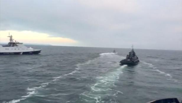 Ukrainian ships are detained in Kerch Strait in this still image from video released by Russian Federal Security Service USA drohen mit Kriegsschiff