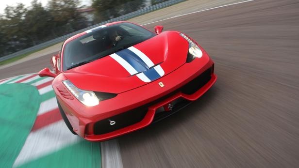 Ein roter Ferrari 458 Speciale auf einer Rennstrecke.