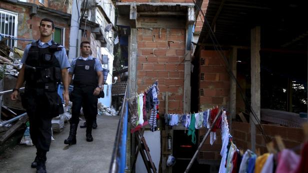 Zwei Polizisten patrouillieren in einer brasilianischen Favela.