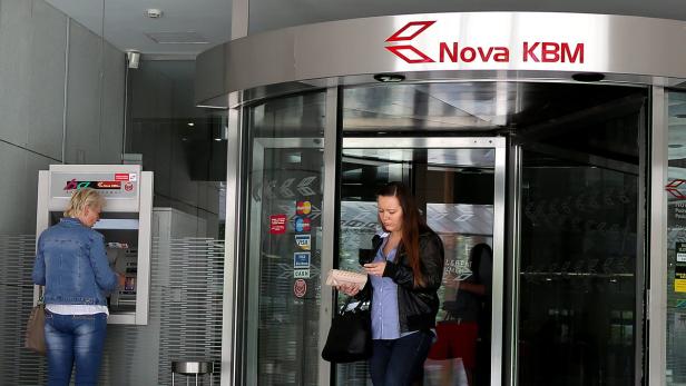 Zwei Frauen bei einer Filiale der Nova KBM Bank.