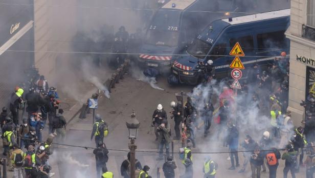 Zusammenstöße zwischen Polizei und Demonstranten beim "Gelbwesten"-Protest in Paris am 6.12.2018