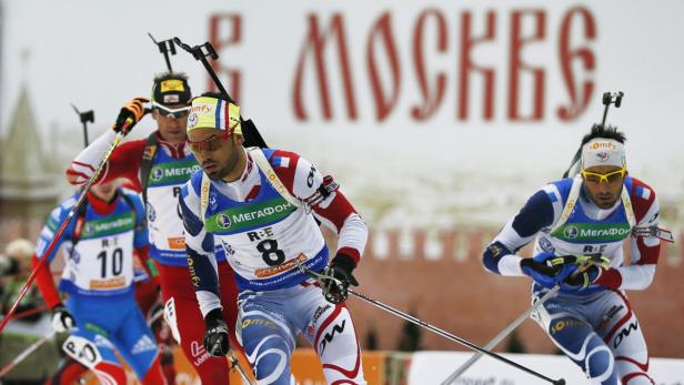 epa03651694 Simon Fourcade (C) and Martin Fourcade (R), both of France, compete during the men&#039;s mass start race of the Champions Race biathlon competition in Moscow, Russia, 06 April 2013. EPA/YURI KOCHETKOV