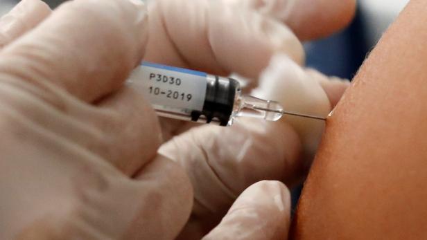 Impfung gegen die echte Virusgrippe: Noch ist Impfstoff vorrätig.