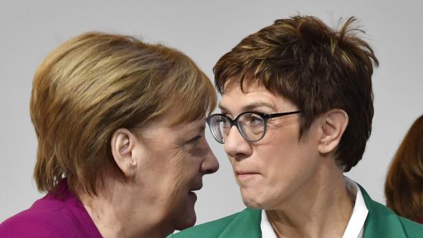 Annegret Kramp-Karrenbauer mit Vorgängerin Angela Merkel (links).