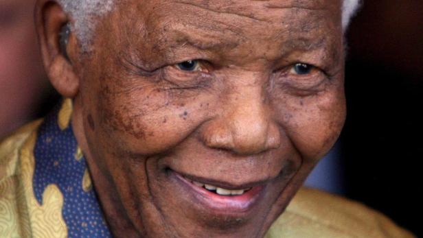 Ein Porträt des lächelnden Nelson Mandela.