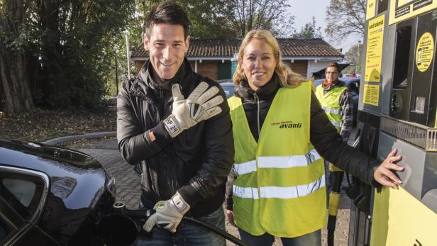 Helge Payer wurde von Tankstellen-Betreiberin Sandra Feurer für einen Tag als Tankwart verpflichtet.